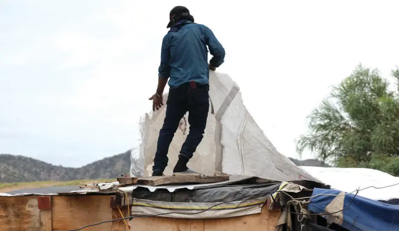 Mientras el paso de Huracán Polo por Sonora traerá efectos a Hermosillo, habitantes de Guayacán enfrentan las lluvias con techos vulnerables y reparaciones hechas con sus propios recursos