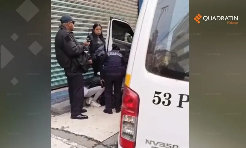 Urvan sube a banqueta y lesiona a mujer en centro de Pachuca