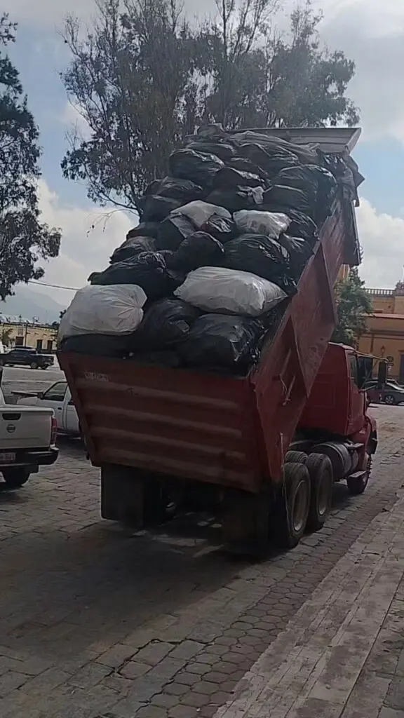 Por presunta falta de pagos dejan basura en la presidencia municipal de Cadereyta