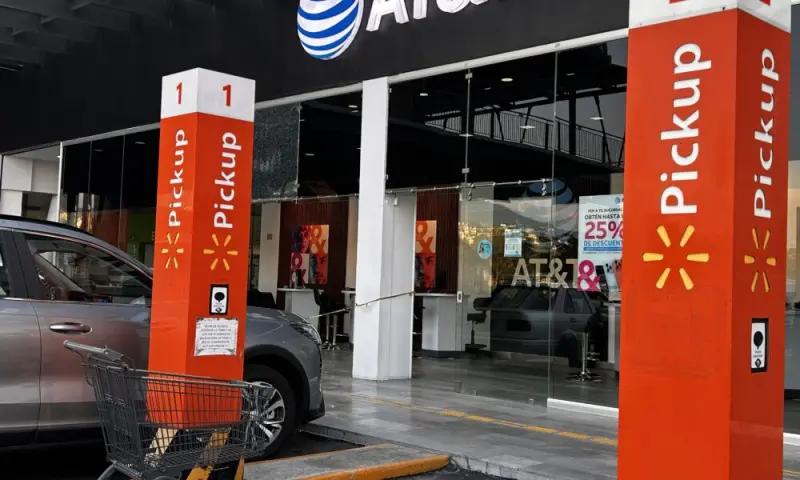 Conductora se confunde del pedal y termina dentro de un negocio