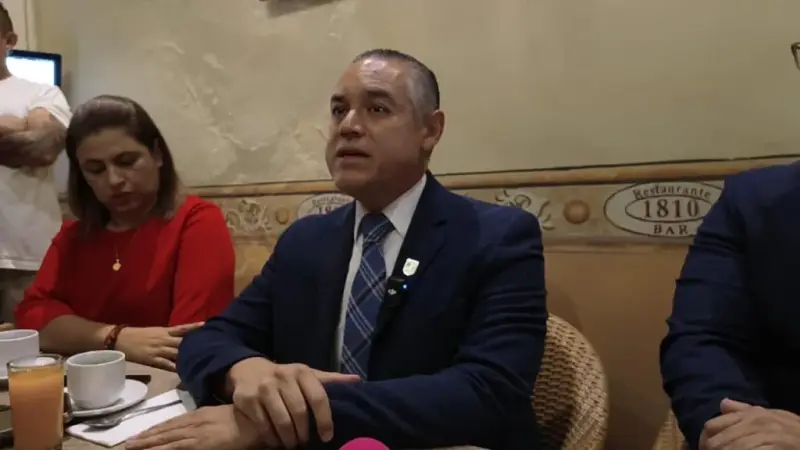 Director de Facultad de Medicina de la UAQ cuestiona a la Rectoría y evita confirmar si aspirará a la sucesión rectoral