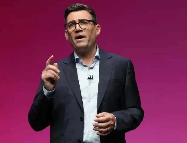 El nuevo primer ministro británico, Andy Burnham, insinúa un posible resurgimiento de la Unión Europea
