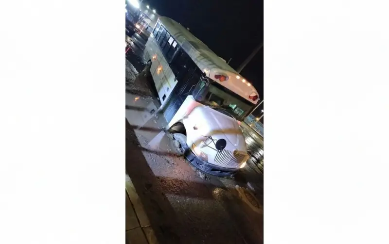 Hoyanco por lluvias atrapa a dos camiones de personal