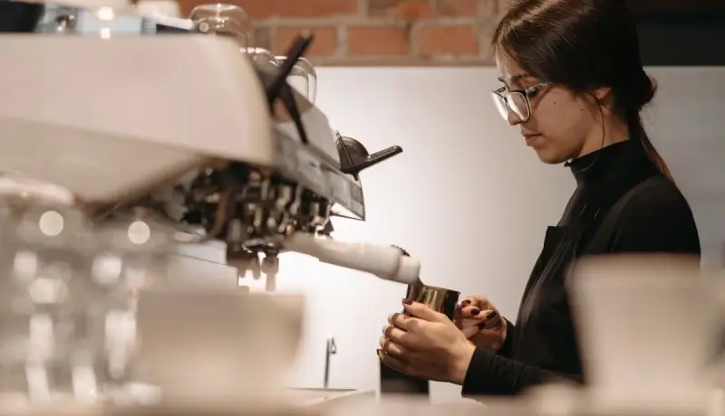 Las 11 carreras técnicas y laborales mejor pagadas para jóvenes sin título universitario que exigen habilidades digitales para acceder a mejores empleos