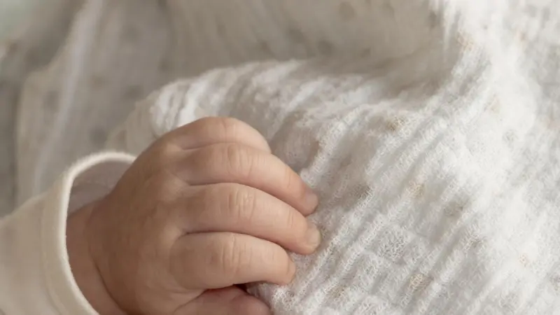 Muere bebé de 11 meses tras caer de la cama