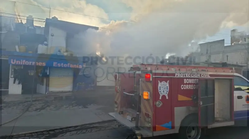 Bomberos controlan incendio en vivienda de Bernardo Quintana, en Corregidora