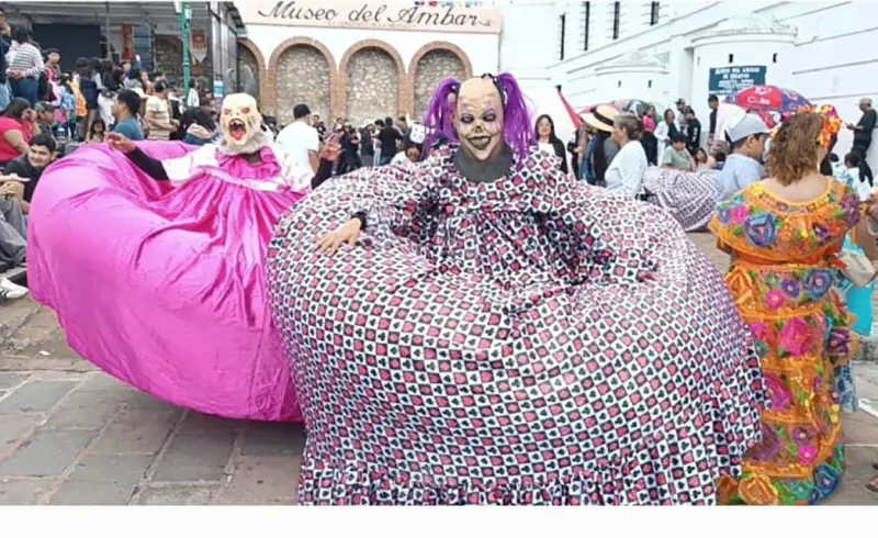 Los panzudos en el tradicional desfile en honor a la virgen de la Merced