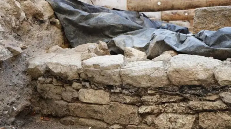 Un muro quemado hace 2 mil años reabre el misterio sobre el origen de París