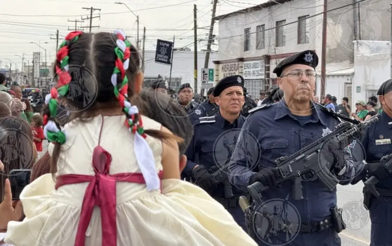 (Galería) Niños en los hombros y perritos policía; así trascurre el desfile