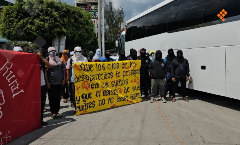 Bloquean durante una hora normalistas la Autopista en Chilpancingo