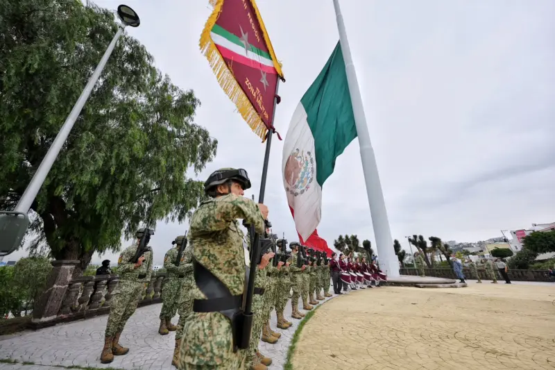 Con orgullo por México y Querétaro, Felifer Macías refrenda respeto por los símbolos patrios