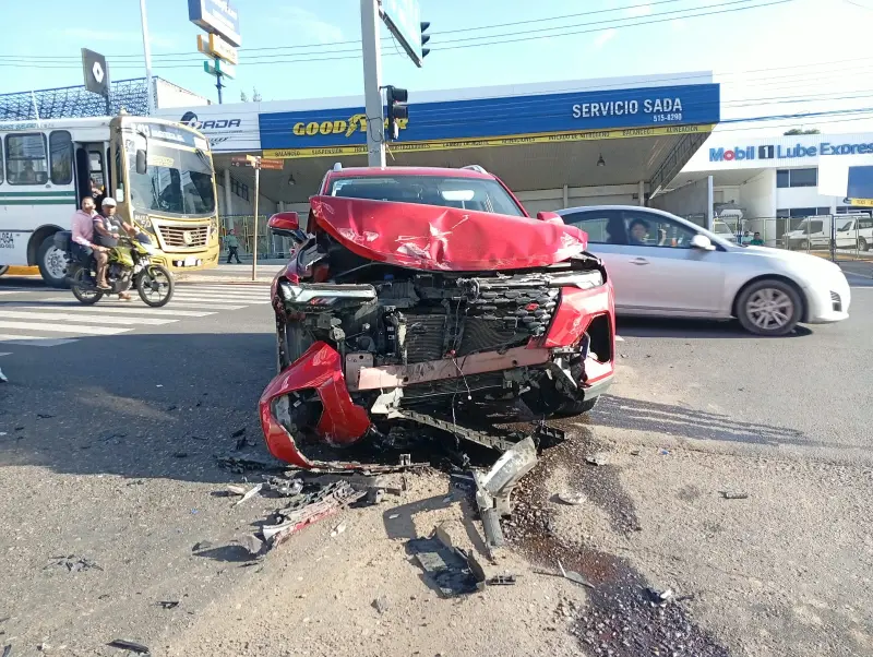 Chocan camión de pasajeros y automóvil en Calzada Héroes