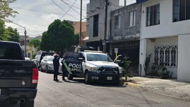 Irrumpen hombres armados en vivienda de Apodaca y someten a familia