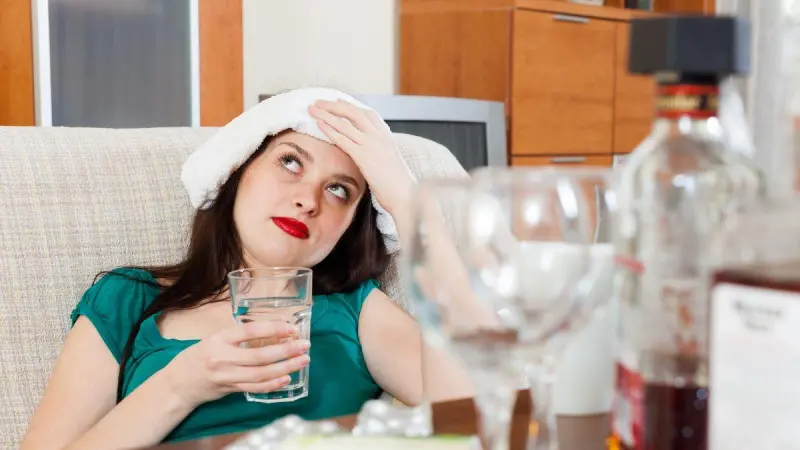 ¿Qué tomar cuando tienes cruda? Agua y otras opciones que sí pueden ayudarte