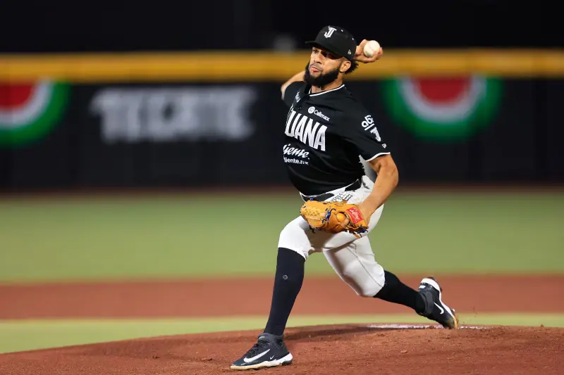 Adonis Medina, pitcher vital en la Serie del Rey para Toros