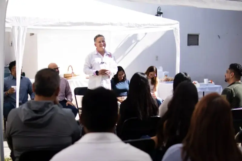 Santiago Nieto dialoga con vecinos de la colonia Flores Magón