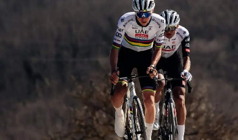 Pogacar recibe el alta tras ser operado en Barcelona de su lesión en La Vuelta