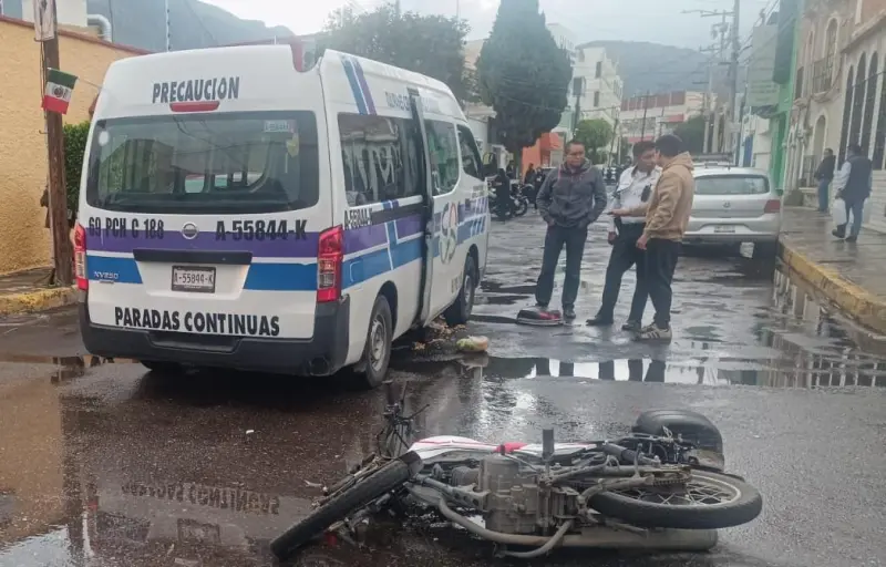 Muere motociclista tras impactar contra urvan en Pachuca