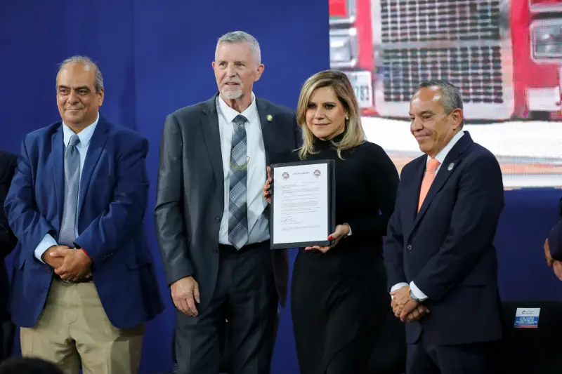 Corregidora recibe equipamiento de protección y un camión de bomberos por parte de la Ciudad de Laredo, Texas