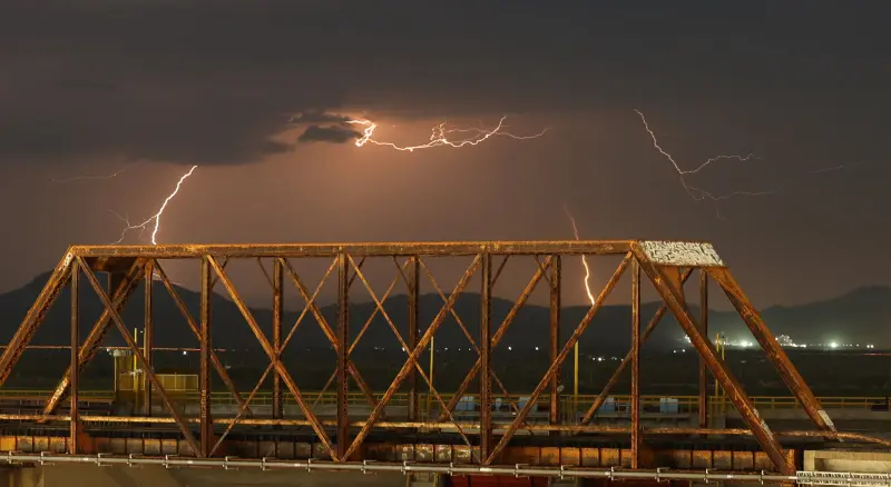 Monzón mantendrá lluvias fuertes y tormentas eléctricas en el norte de Sonora durante las próximas horas; Agua Prieta tendrá 65% de probabilidad y el calor llegará hasta 43°C