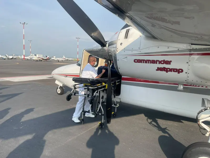 Trasladan en aeronave oficial a paciente de 83 años a Jalisco