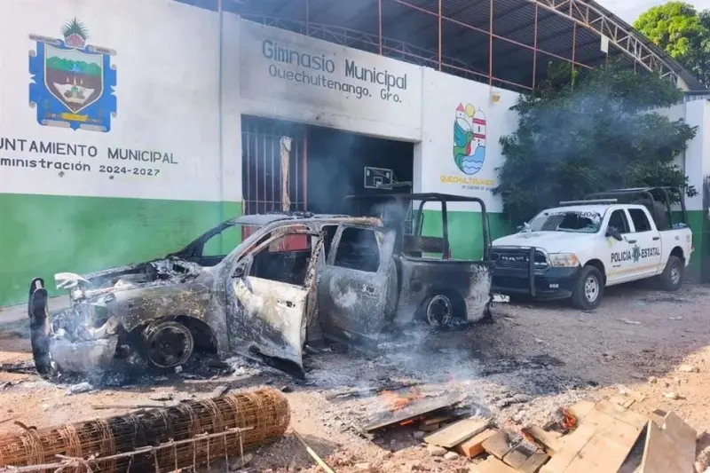 Retienen a militares; queman sus patrullas