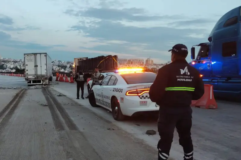 Accidente provoca cierre total en autopista México-Querétaro