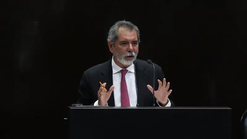 Entre protestas, Édgar Amador defiende las finanzas ante diputados