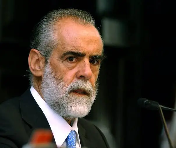 Don Gato se divierte con los ratones.