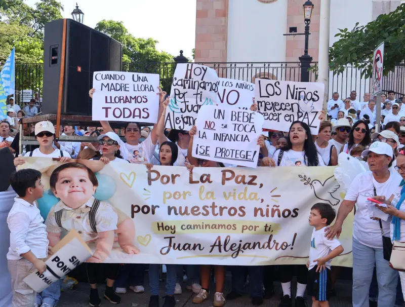 ‘Es un dolor que ni a mi peor enemigo se lo puedo desear’: madre de bebé asesinado en ataque marcha por la paz