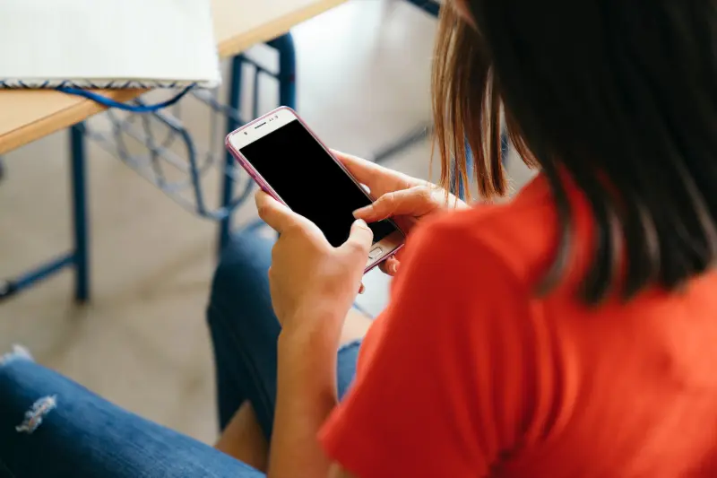Secretaría de Educación de Guanajuato trabaja en reglamento para regular celulares en escuelas