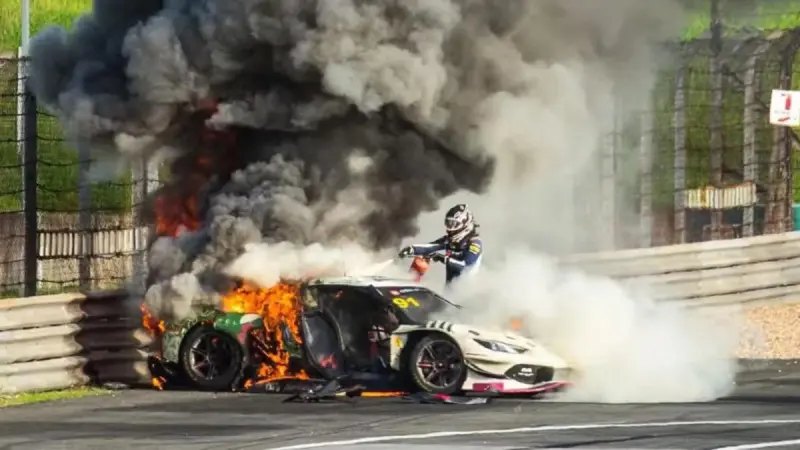 Este piloto abandonó su carrera para salvar a su rival que estaba atrapado dentro de su Ferrari que se incendiaba