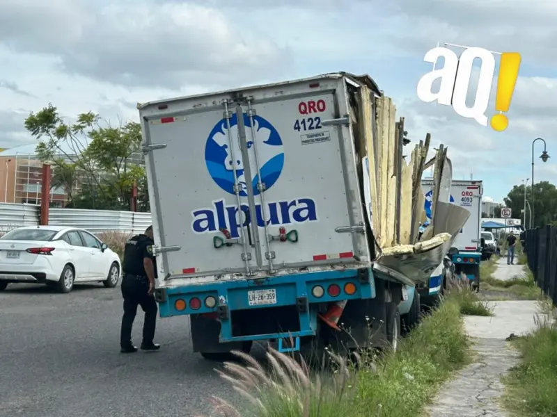 Camioneta queda destrozada tras atorarse bajo puente en Blvd. De las Américas