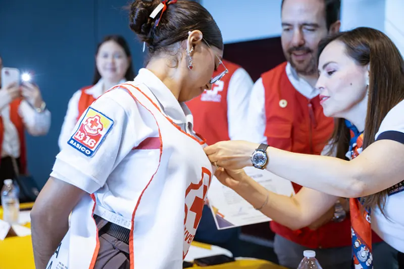 Entrega Cruz Roja reconocimiento a jóvenes miembros