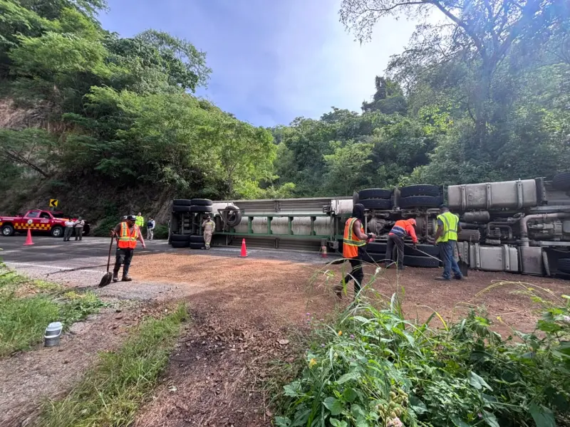 Cierran la Estatal 544 entre Vallarta y San Sebastián del Oeste por accidente