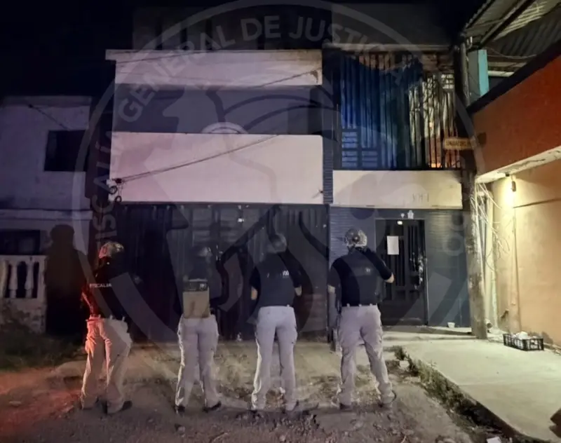 Cateo por investigación de homicidio en Monterrey deja armas, cartuchos y presunta marihuana asegurados