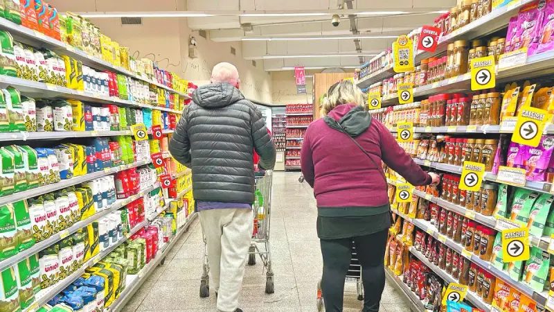 Argentinos recurren a crédito para comprar alimentos: think tank