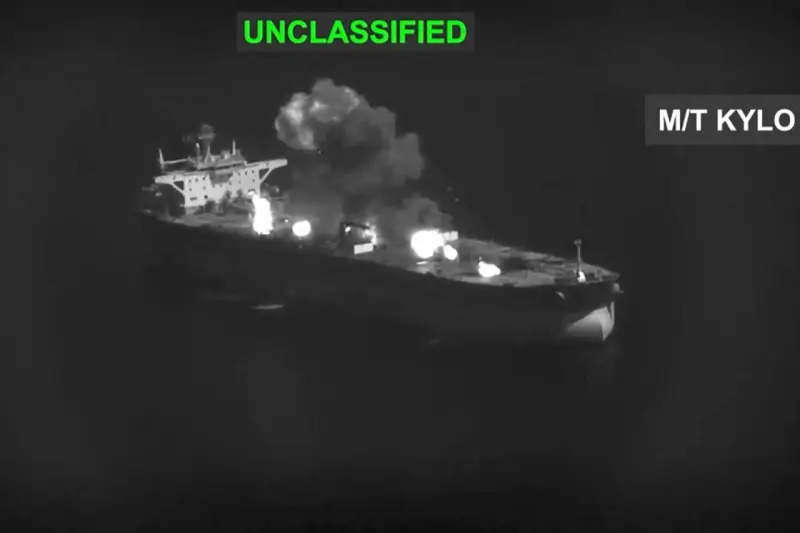 Estados Unidos destruye tres petroleros iraníes; Teherán responde con ataques en Ormuz