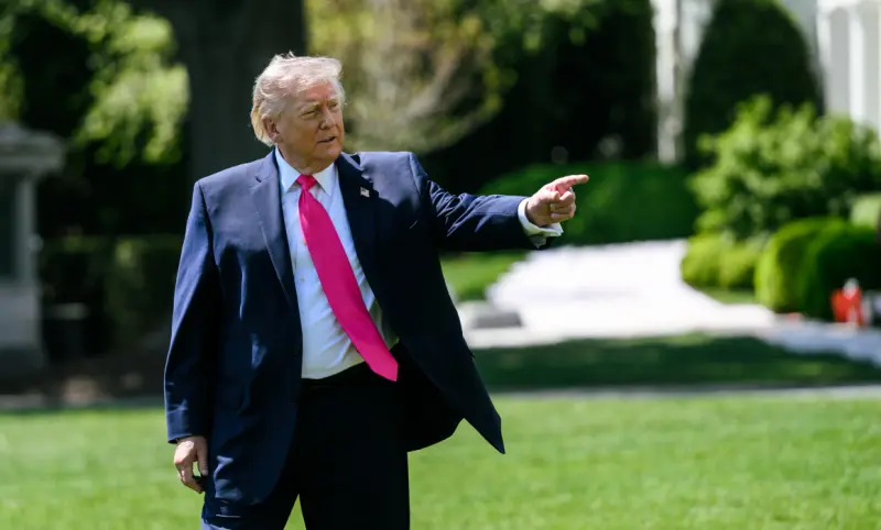 Anuncia Trump la expulsión de la Casa Blanca de 3 medios