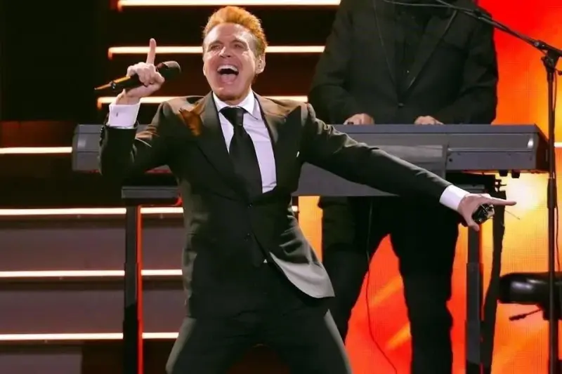 Emociona Luis Miguel con probable gira para 2027