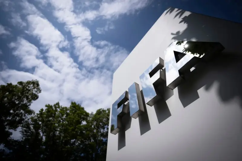 FIFA veta de por vida a 2 dirigentes por irregularidades financieras en sus Federaciones