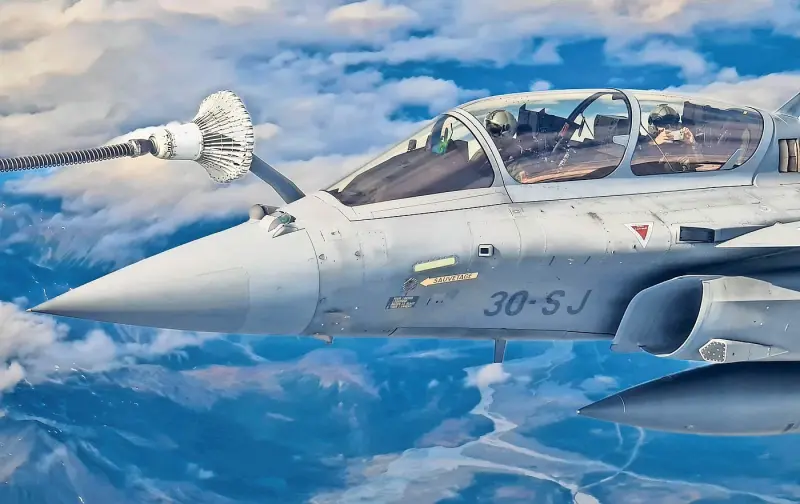 Inician vuelo global cuatro cazas militares franceses