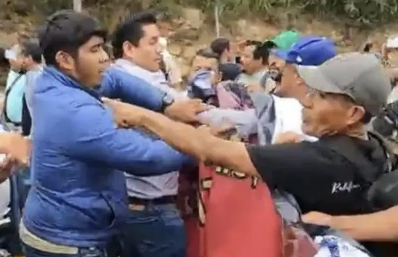 CNTE rompe vallas y choca con simpatizantes de Morena durante visita de Sheinbaum a Oaxaca