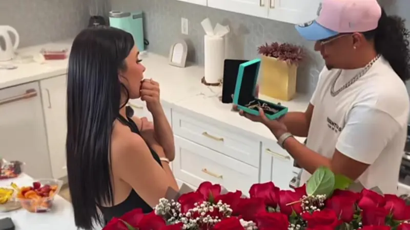 “Ese compa ya está muerto”: Influencer sorprende a Emma Coronel con enorme ramo de flores y joyería