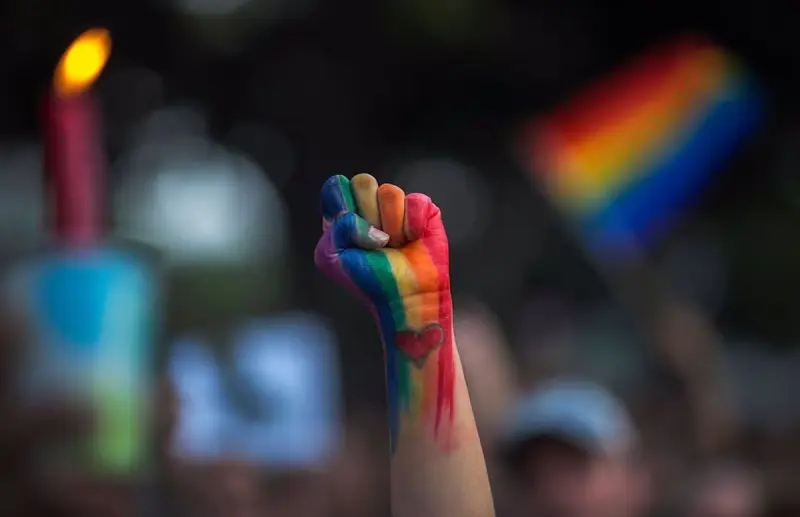 Una ofensiva contra la comunidad LGBT+ sacude Turquía luego de que la policía irrumpiera en bares, oficinas y domicilios y organizaciones denunciaran decenas de detenciones bajo una campaña para proteger la familia tradicional