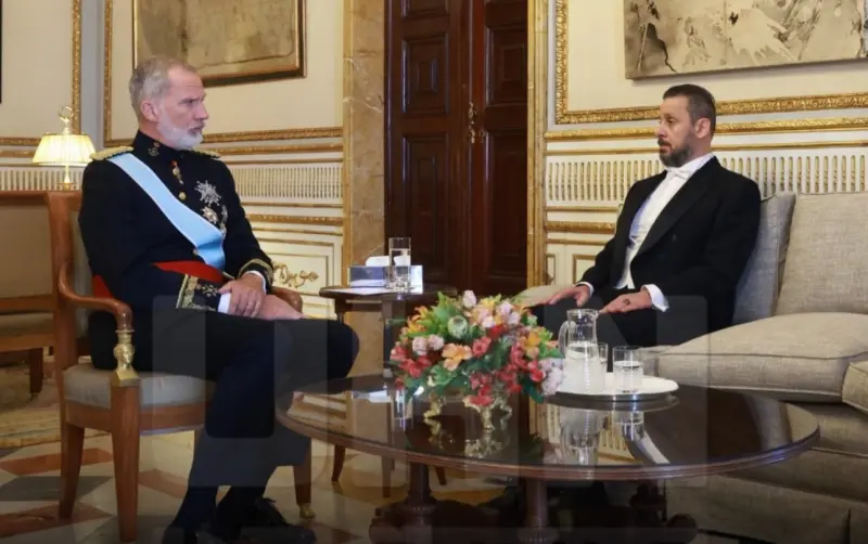 Felipe VI acredita al nuevo embajador de Palestina en España
