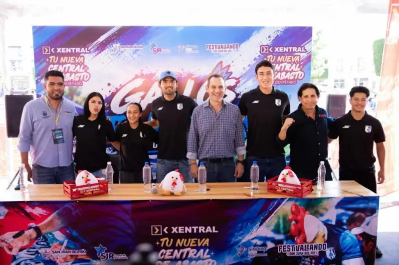 Gallos Blancos realizan firma de autógrafos en San Juan del Río