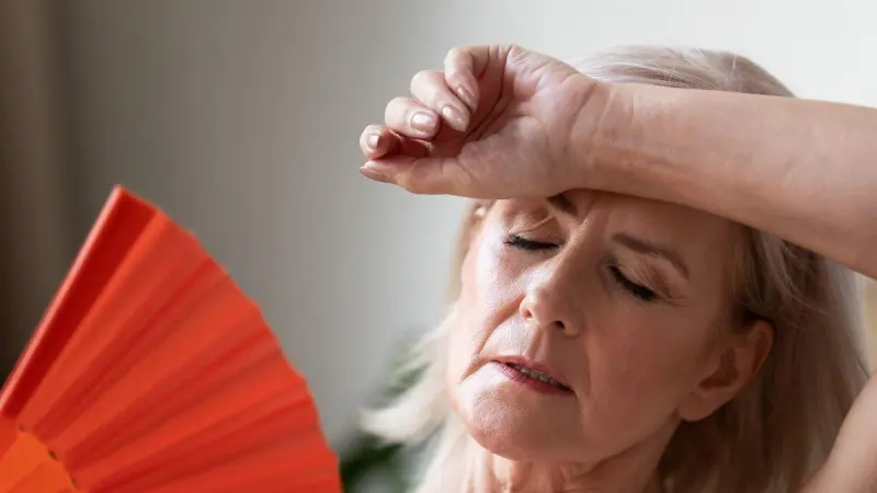 ¿Bochornos durante la menopausia? Aprueban tratamiento que no utiliza hormonas y mejora el sueño