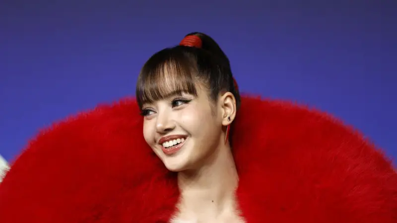 LISA en los MTV VMAs 2026: así fue su impactante vestido rojo que lució en la alfombra roja