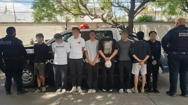 Detienen a 8 jóvenes en Querétaro por lanzar huevos a peatones y vehículos